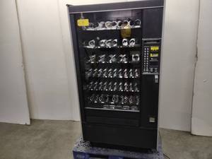 lot 3 image: Automatic Products Model Snack Shop 113 Commercial Vending Machine