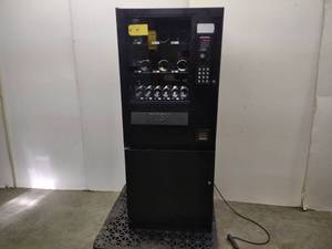 lot 4 image: Automatic Products Model Snack Shop CS12 Commercial Vending Machine