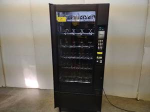 lot 19 image: Crane Model 173D Commercial Vending Machine