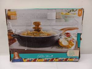 lot 12 image: NEW PIONEER WOMEN 4 QT CAST ALUMINUM JUMBO PAN WITH LID