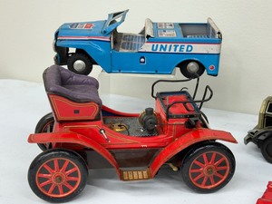 lot 300 image: Vintage Tin Toy Cars