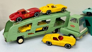 lot 96 image: Vintage Tonka Car Hauler with Accessory Cars