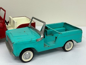lot 98 image: (3) Vintage Tonka Jeeps