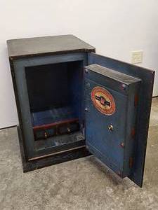 lot 15 image: WW Awesome Vintage Late 1800s Jacob Cartwright Safe with Keys LK