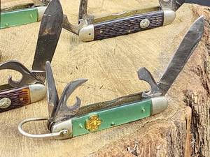 lot 73 image: (5) Assorted Scout Knives