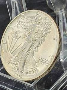 lot 138 image: Uncirculated 1989 American Eagle 1 oz. Fine Silver Dollar