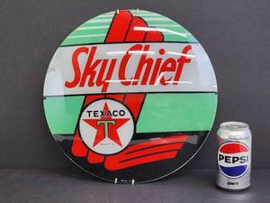 lot 234 image: Vintage Texaco Sky Chief Gas Pump Globe Glass Piece