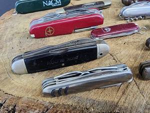 lot 250 image: (12) Assorted Folding Pocket Knives