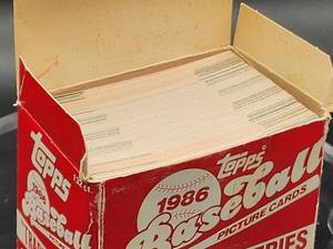 lot 336 image: 1986 Topps Traded Baseball Card Set