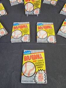 lot 330 image: Old New Stock Factory Sealed 18 Packs of 1989 Fleer Baseball Cards