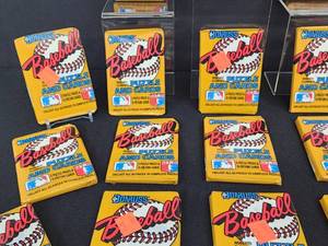 lot 381 image: Old New Stock Factory Sealed 18 Packs of 1989 Fleer Baseball Cards