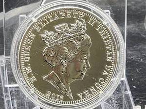 lot 304 image: (1) Silver Queen Elisabeth 2016 One Crown and (1) Gold Plated 2015 One Crown