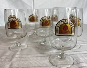 lot GB01 image: Strohs Signature Wooden Beer Crate and 8 Matching Collectible Pedestal Glasses