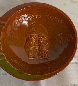 lot GB10 image: 1965 Minnesota Twins World Series Commemorative Red Wing Pottery Double Ash Tray