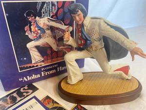 lot GB07 image: Elvis in concert Aloha From Hawaii Statue