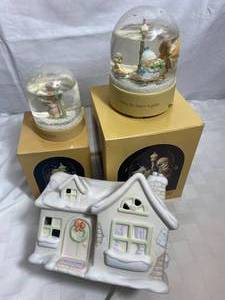 lot GB103 image: Precious Moments Snow Domes and Night Light House