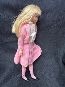 lot 11 image: Skipper Doll Wearing Pink School Days Outfit