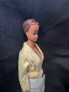 lot 31 image: Barbie Fashion Molded Head Singing in the Shower Outfit