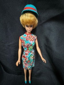 lot 53 image: Vintage Bubblecut Barbie Wearing Outdoor Art Show Outfit