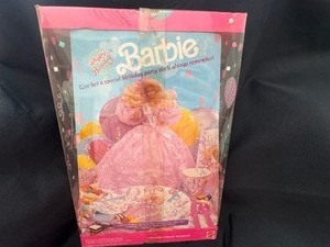 lot 61 image: Vintage Happy Birthday Barbie New in Box