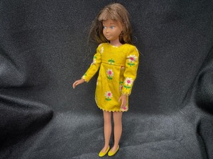 lot 89 image: Vintage Skipper Barbie Wearing Beachy Peachy Outfit