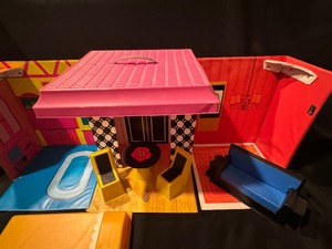 lot 113 image: Barbie Family House