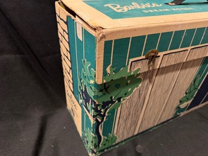 lot 118 image: Vintage Barbie Dream House Teenage Fashion Home with MCM Furniture