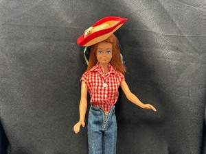 lot 185 image: Vintage Midge Barbie Wearing Picnic Set Outfit
