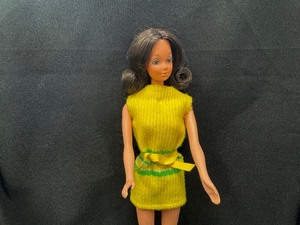 lot 229 image: Vintage Movable Barbie in Mod Yellow