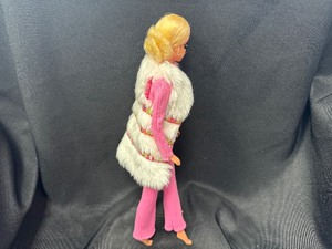 lot 240 image: Vintage Talking Barbie Non Working with Bendable Legs