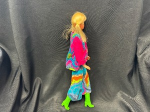 lot 253 image: Vintage Talking Barbie Non Working Bendable Legs
