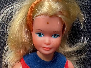 lot 302 image: Vintage Growing Up Skipper Doll