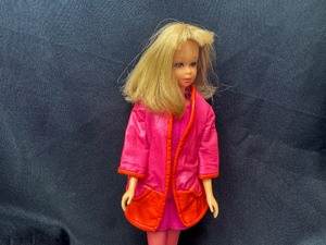 lot 376 image: Vintage Francie Wearing Pink Lighting Outfit with Bendable Legs