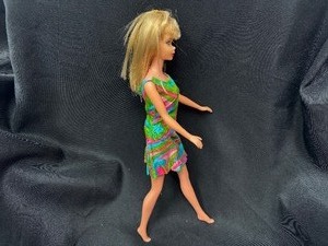 lot 379 image: Vintage Twist N Turn Barbie with Bendable Legs