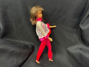 lot 380 image: Vintage Francie Wearing Satin Happenin Outfit with Bendable Legs