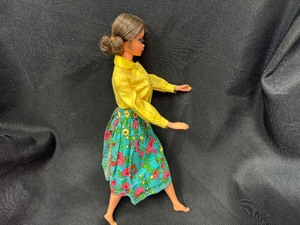 lot 385 image: Vintage Talking Barbie Non Working with Bendable Legs