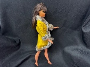 lot 389 image: Vintage Barbie Wearing Great Yellow Outfit