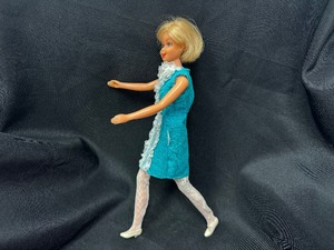 lot 392 image: Vintage Twist N Turn Barbie with Bendable Legs