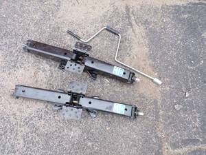 Pair of Scissor Jacks with Handle
