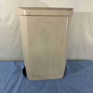 Rubbermaid 13 Gallon Waste Bin with Foot Control&nbsp