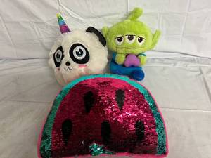 lot 180 image: Suffed Animals and Pillow