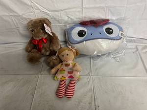 lot 213 image: Teddy Bear, Frog, and Girl Toy