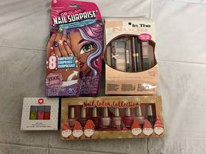 lot 227 image: Nail Painting Kits