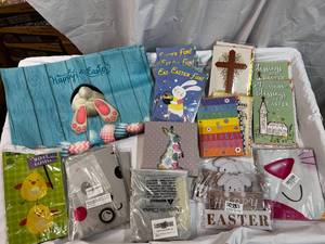 lot 6 image: Variety of Easter Decor & Cards