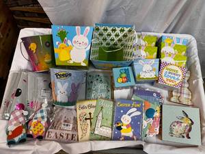 lot 10 image: Variety of Easter Dcor & Cards