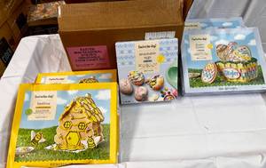 lot 15 image: Easter Spring Building Kits