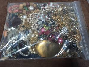 lot 1 image: One Gallon Bag Of Assorted Costume Jewelry