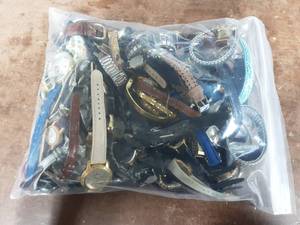 lot 8 image: One Gallon Bag Of Assorted Watches