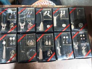 lot 13 image: 10-Assorted Box Sets