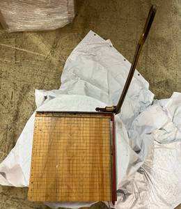 lot 35 image: Paper Cutter
